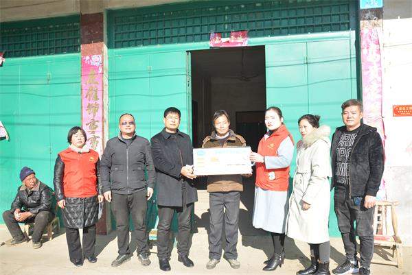 河南省邓州市小草义工携手爱心企业寒冬送暖捐赠挂壁式空调