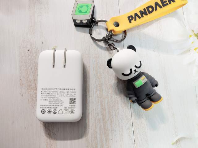 更轻更薄更好用，努比亚大白65W超薄氮化镓充电器评测