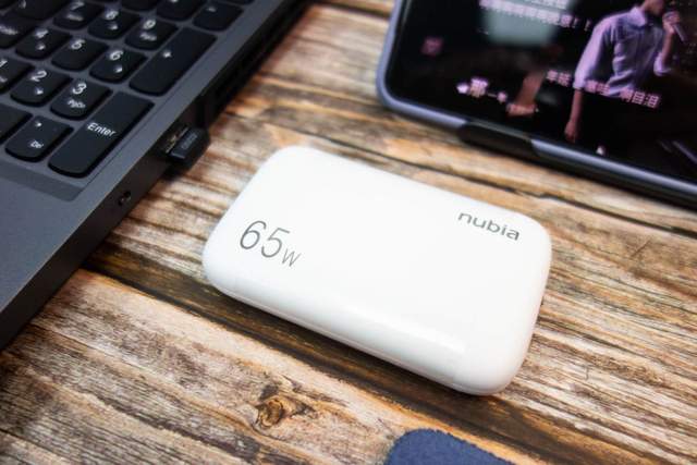 充电器超薄进化，努比亚大白65W超薄氮化镓充电器成为我的心头好