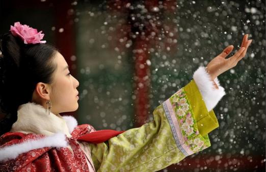 没错,每逢下雪都会想到经典的穿越剧《步步惊心》中若曦在雪中各种