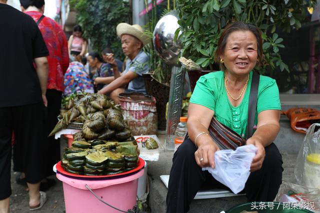 湖南市场野菜糍粑一元一个，奶奶整天要卖上千元，大城市买不到