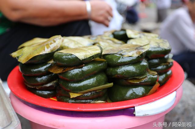 湖南市场野菜糍粑一元一个，奶奶整天要卖上千元，大城市买不到