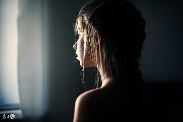 鹿晗粉丝跳楼:一鹿晗女粉丝因偶像恋爱而跳楼自杀系谣传，西南大学官网已声明