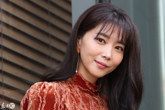 韩国女星吴允儿亮相活动,粉红连衣裙耀眼,尽显优雅大方 : 恋爱交友