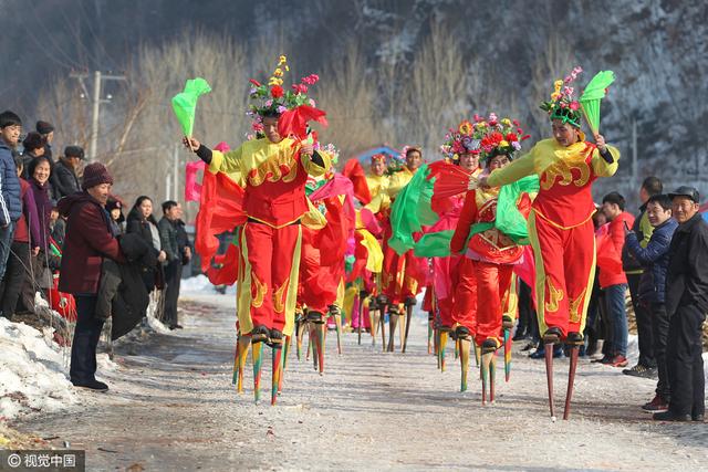 东北踩高跷秧歌大赛视频(吉林抚松:高跷队扭秧歌为村民拜年) - 淘金网