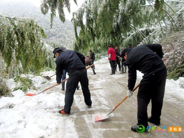 泾县新闻网:大雪封山村庄成“孤岛” 民警奋战9小时打通道路