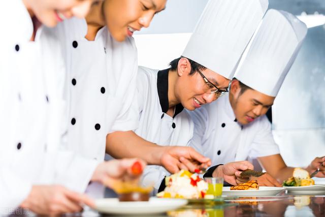学餐饮技术要去哪里学？哪里有厨师培训班，厨师速成班