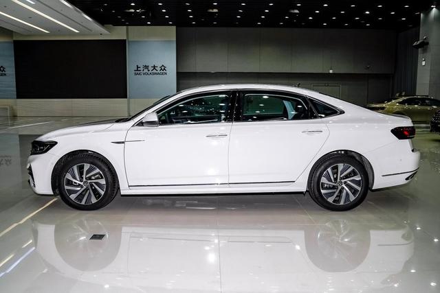 体验帕萨特PHEV  混动豪华版，轴距2871mm，油耗1.4L，值得入手吗？