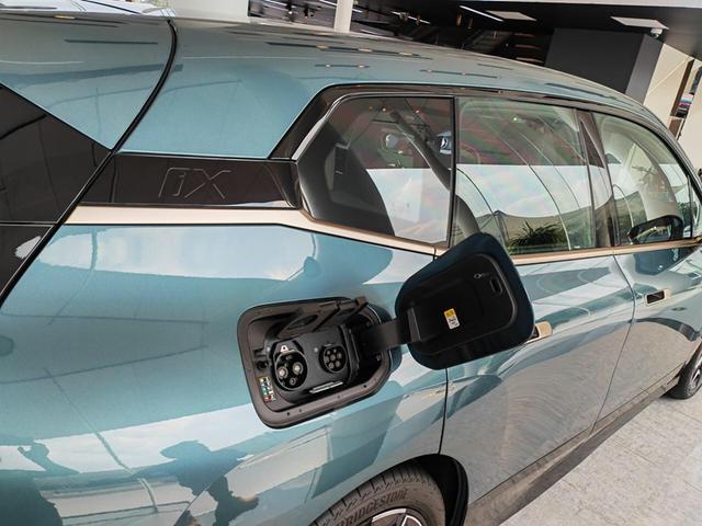 宝马iX到店，造型似“兔八哥”，内置大连屏带水晶按键，4.6S破百