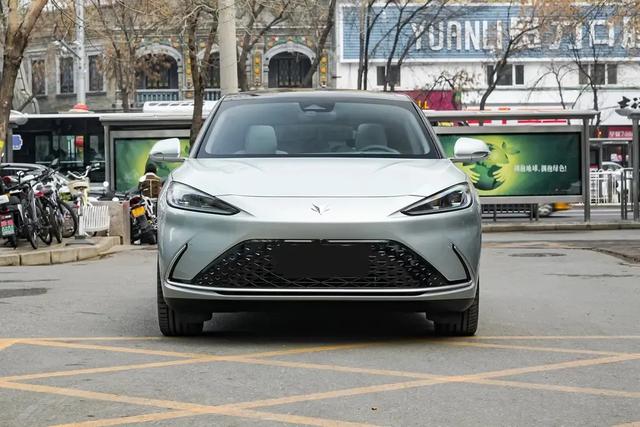 国产电车：极狐阿尔法S，续航可达708公里，颜值与实力并存