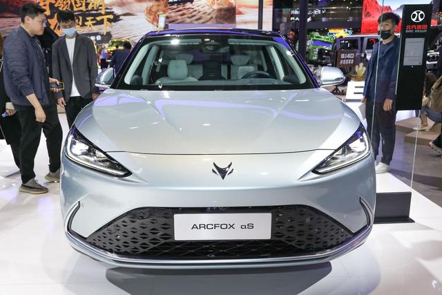 国产电车：极狐阿尔法S，续航可达708公里，颜值与实力并存