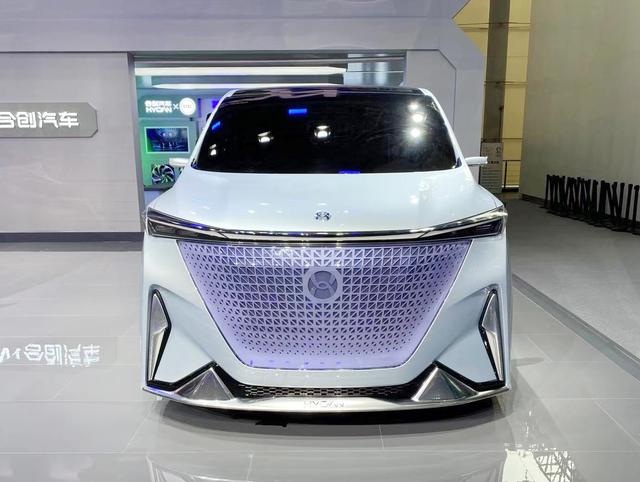 合创首款MPV概念车亮相，外观很霸气，侧滑门，气场不输埃尔法