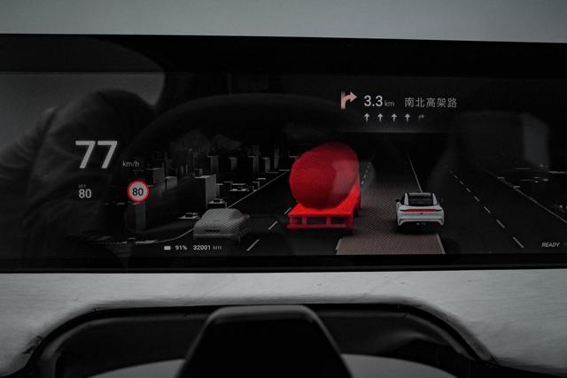 智能驾驶横评，小鹏P7、特斯拉Model 3、智己L7谁能脱颖而出？