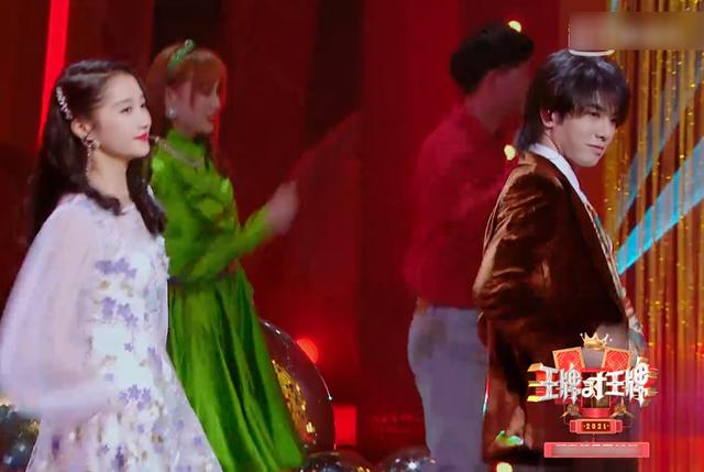 华晨宇身高:身高同样是173cm，当关晓彤与华晨宇热舞时，谁说谎很明显了