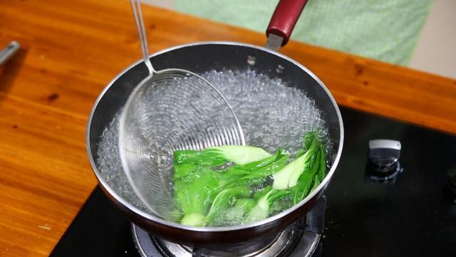 这6类蔬菜自带“毒素”，吃前务必焯水，看看有你爱吃的吗？