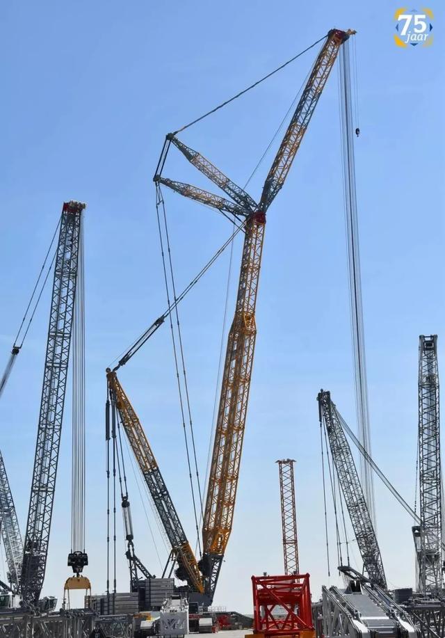 世界最大吊车工厂巨型吊车仅一个吊钩便可坐下三个成年人