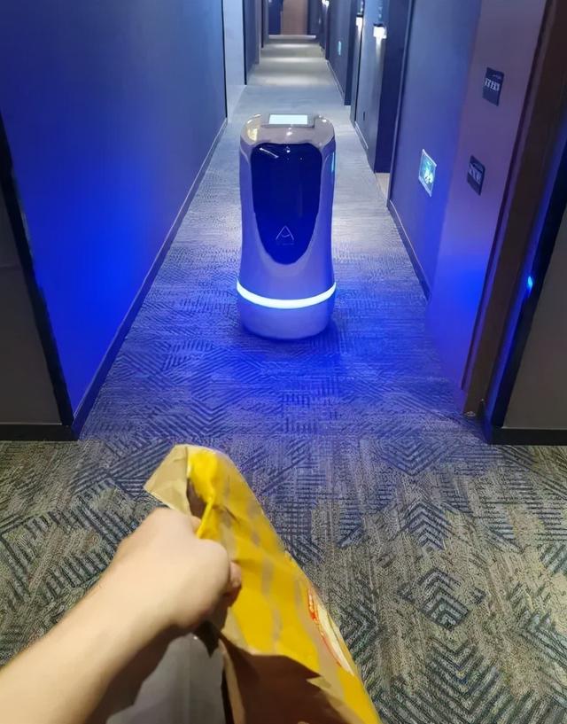 美团配送车“肇事”被判全责：滑稽的新闻，和笑不出来的打工人