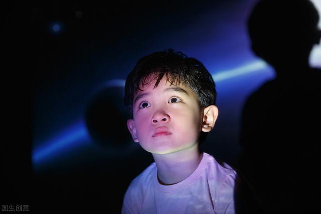 别让孩子过度依赖电视机