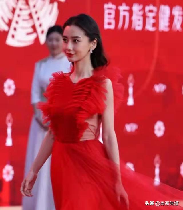 这届红毯，丑出了新高度，杨颖选择了一件很多人穿过的礼服