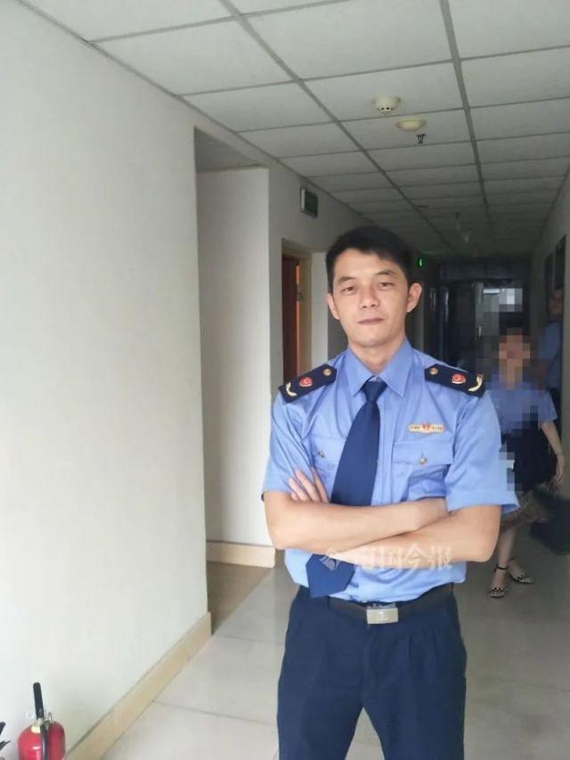 冲上热搜！柳州985毕业生辞去公务员卖猪肉！父亲：早知道就没必要送他上大学了