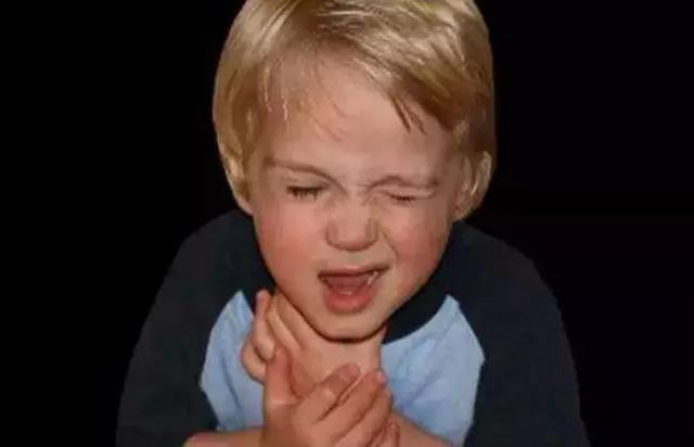 4岁男孩被鱼刺卡喉，爸爸“三拒绝两果断”救了孩子，医生都点赞