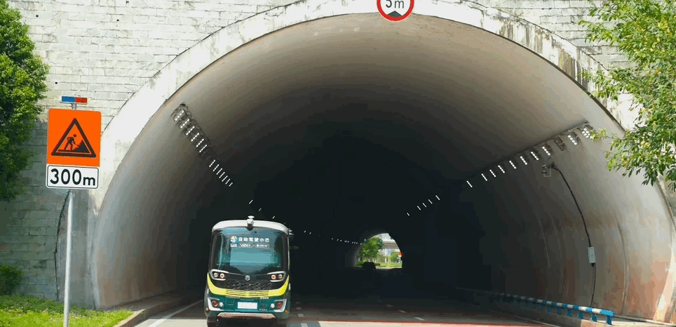 无锡闹市无人车，大爷大妈抢着坐