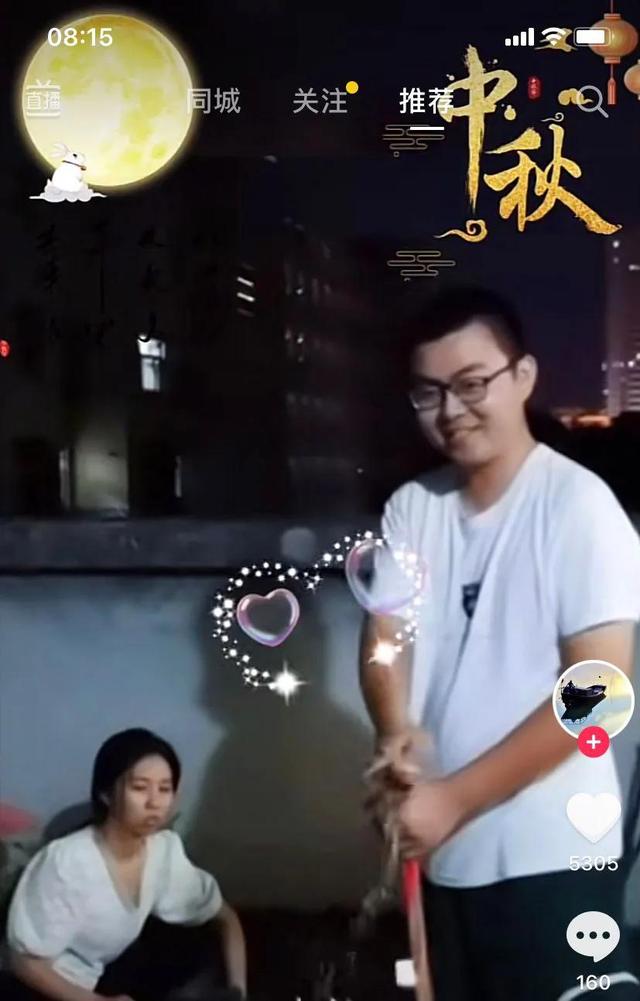这个小孩看上去很乖，但却很会思考