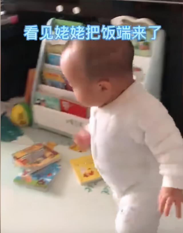 辽宁一萌娃见姥姥端饭，立刻跑向餐椅坐好，眼神让网友乐了