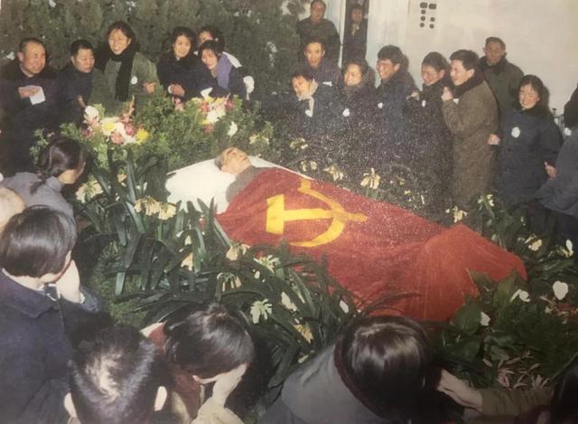 1956年 毛主席带头签字火葬 为何去世后被存放在水晶棺 Zh中文网