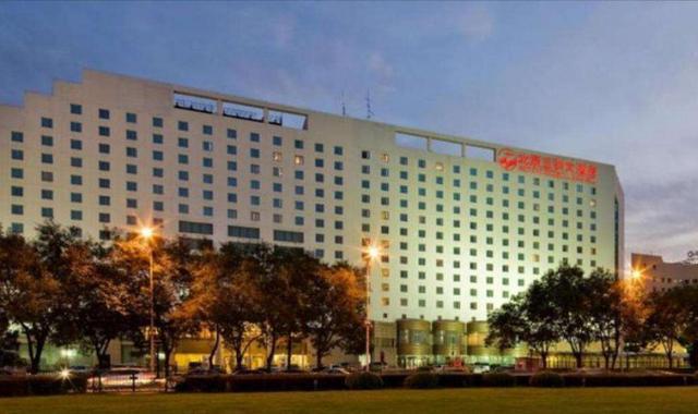 亚运村宾馆:在亚运村里，有一座雄伟高大的连体建筑物，它就是五洲大酒店