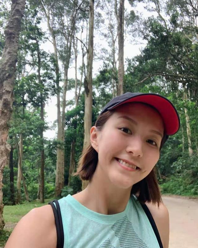 她在电影《男人不可以穷》中,饰演性感伦敦金经纪姚静悠色诱黄宗泽