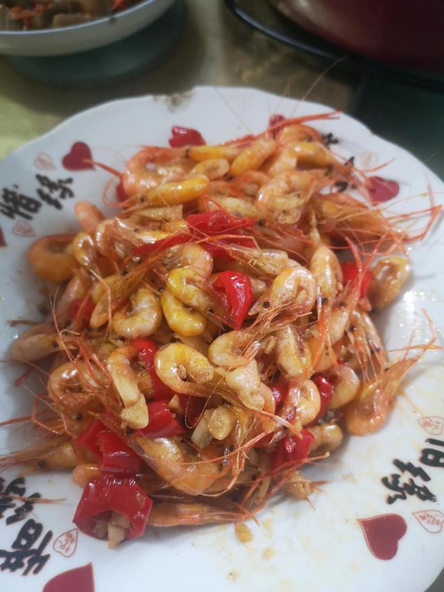 自家池塘的河虾 用菜籽油炒味道十分鲜美 老爸夸味道好 全网搜