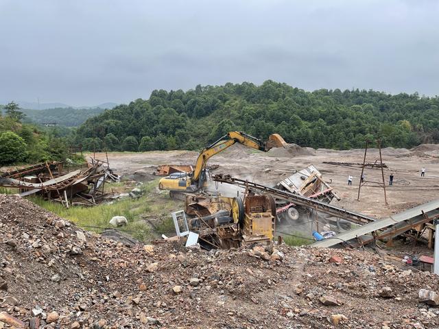 岳阳县新开镇严厉打击非法碎石厂，还老百姓青山绿水