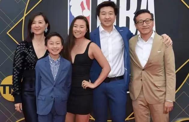 篮网老板夫人罕见露面！她已产3胎，却高贵优雅，看不出快60岁了