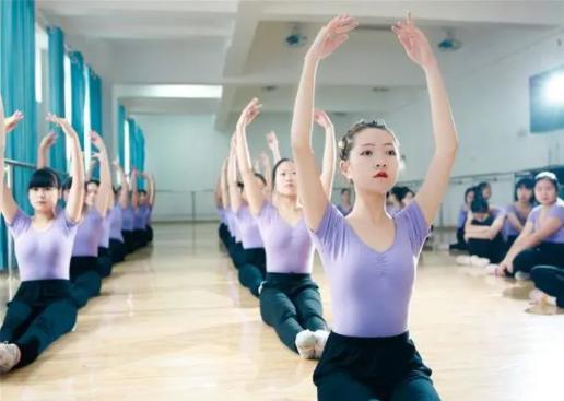 教育部传出消息，大专学历不能当“幼师”，家长拍手叫好