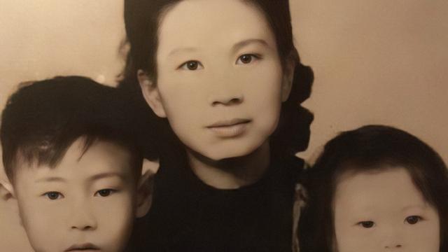 1975年，重庆一农民发现戴着镣铐的尸骨，调查后才知她是个革命者