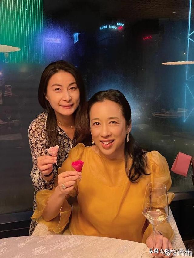 郭晶晶晒照为婆婆庆生，63岁朱玲玲保养得当，婆媳同框美似姐妹