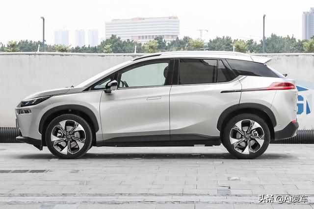 续航能力702KM，轴长2米83家用快充SUV，就是好养，实拍埃安AION  V