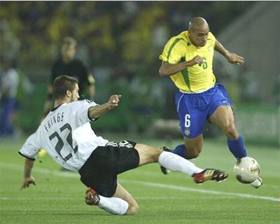 2002年世界杯决赛：天意+意外掀翻战车，桑巴足球最后的荣光