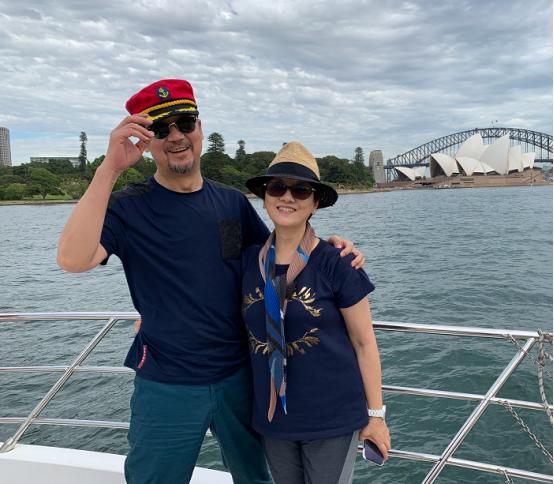 张国立的老婆:张国立与妻子罕见同框，虽结婚三十年，但61岁邓婕仍保养的很好