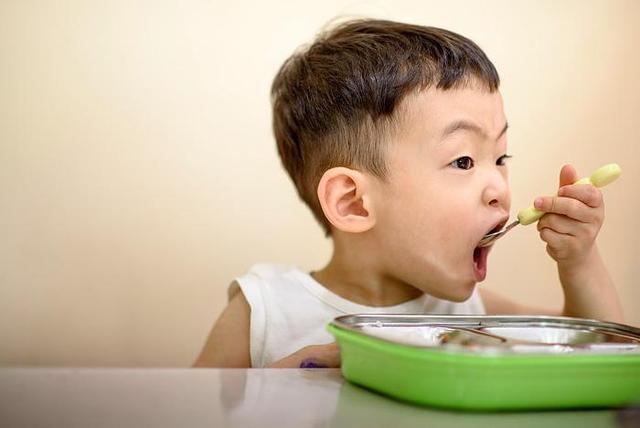 4岁男孩被鱼刺卡喉，爸爸“三拒绝两果断”救了孩子，医生都点赞