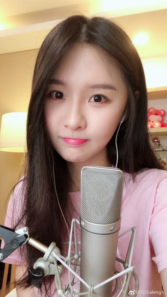 鱼你相遇好幸运阿冷无愧斗鱼第一大主播周年直播人气破千万