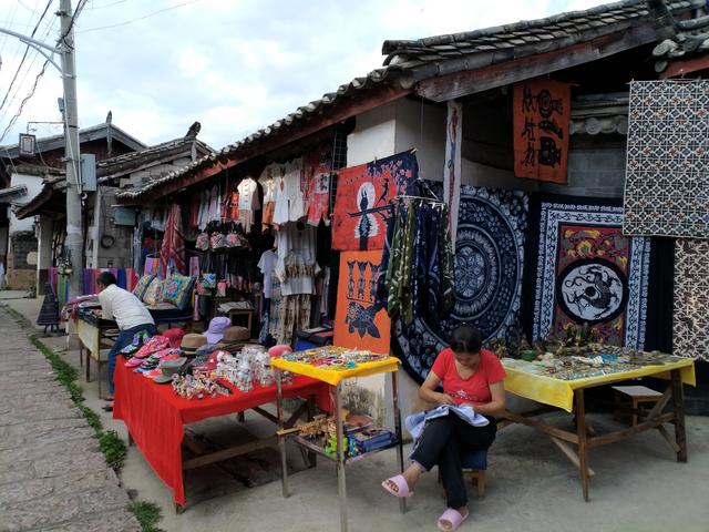 這是他們在晾曬的成品,價格如何不清楚,沒有開口問圖案以東巴圖畫為主