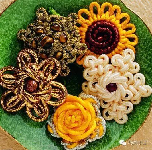 从先民用绳结盘曲成"s"形饰于腰间始,历经了周的"绶带",南北朝的"腰间