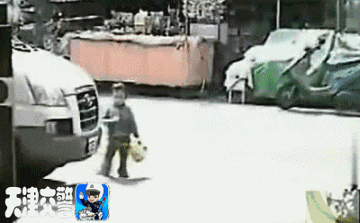 看过这组交通安全动图，过马路再也不敢不拉紧孩子的手了