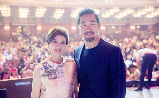 张国立的老婆:张国立为老婆庆生，宴会排场像过年，61岁邓婕衣着朴素气质不减