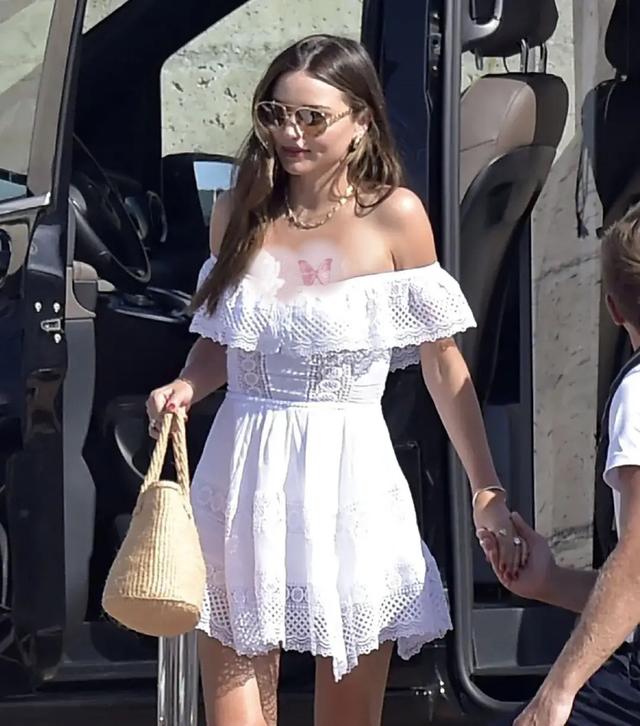 米兰达 可儿奢华假期继续 三娃妈美成仙女 儿子小圆脸像足妈妈 全网搜