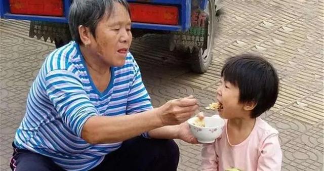 奶奶带孩子，五件事喜欢“瞎勤快”反让娃易生病，妈妈要及时制止