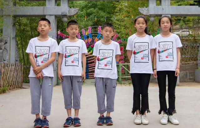 累人的五胞胎，开心的父母