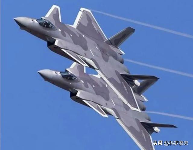 中国歼-20双座型曝光后，苏-57也要搞双座版，美国你不着急吗？